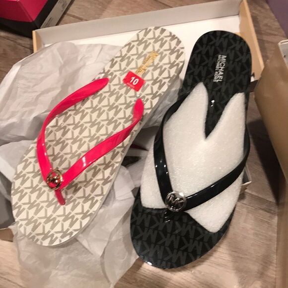 🎉1 hr sale 🎉Michael KORS SHINY Flip Flaps - Picture 2 of 5